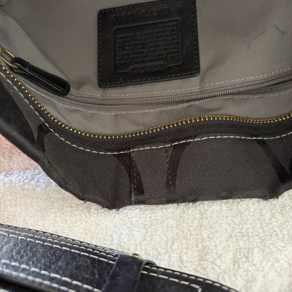 Coach Carly Signature Hobo Bag with Y2K charm - Picture 13 of 13